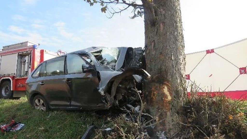 Řidič vyjel na rovině na Jičínsku ze silnice, náraz do stromu nepřežil